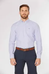 Camisa de manga larga con diseño de rayas finas, cuello con botones y bolsillo ojal en el pecho con logo bordado.