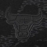 Canguro negro con capucha, estampado camuflado en tonos grises y logo de los Chicago Bulls bordado en el pecho.