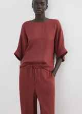 Pantalón palazzo largo de tiro alto, color bordó, con cintura elástica y lazo ajustable.