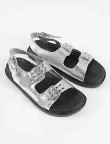 Sandalias plateadas con tiras anchas y plantilla cómoda, con tira ajustable en el talón.