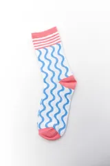 Pack de dos pares de medias crew de algodón con diseños estampados, combinando un par liso en color celeste y otro con patrón de ondas y detalles en verde o rosado.