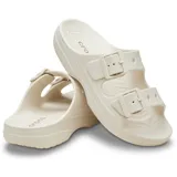 Sandalias Crocs modelo Saturday, color tostado, con diseño de dos tiras con hebillas ajustables y plantilla de espuma Croslite.