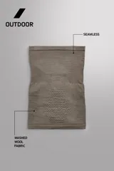 Cubre cuello de tejido técnico térmico elástico con lana, color gris oscuro. Presenta diferentes texturas de tejido para facilitar la transpiración y termorregulación.