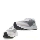 Championes urbanos New Balance modelo U370, en tonos gris y blanco. Presentan un diseño de estilo retro con exterior que combina paneles de gamuza y tejido textil, entresuela blanca y suela de goma negra con relieve en la puntera.