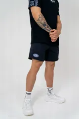 Short deportivo negro de lycra, con cintura elástica y logo estampado en el lateral.