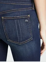 Jean de denim elastizado azul oscuro, corte skinny, con panel elástico negro en la cintura para mayor comodidad durante el embarazo.