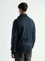 Campera de punto color gris con cierre frontal metálico y cuello alto, forrada en polar.