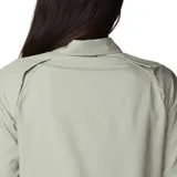 Camisa de manga larga Columbia, color verde claro, con cuello clásico, cierre frontal de botones y dos bolsillos frontales en el pecho. Presenta un diseño funcional con ventilación y tecnología de protección solar.