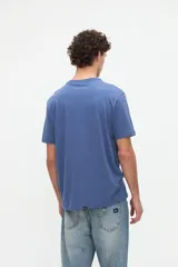 Remera de manga corta básica color negro, confeccionada en jersey de algodón de textura suave, con cuello redondo y calce clásico.