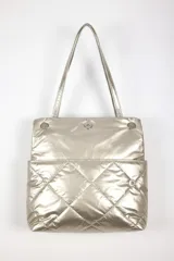 Cartera acolchada color dorado, con solapa frontal, asa de cadena y correa ajustable para el hombro.