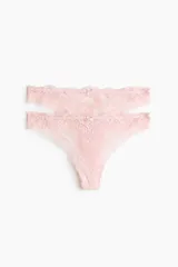Pack de dos bombachas tipo colaless confeccionadas íntegramente en encaje floral, con terminaciones festoneadas y detalle de pequeño lazo central en la cintura.