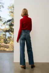 Jean de tiro alto con pierna ancha y corte holgado, confeccionado en denim rígido de cinco bolsillos con cierre y botón.