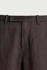 Pantalón barrel fit de corte ancho color marrón, confeccionado en mezcla de algodón y lino. Presenta bolsillos frontales, bolsillos traseros de vivo y cierre frontal con cremallera y botón.