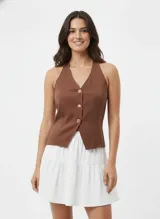 Chaleco marrón con escote halter y cuello en V. Presenta tres botones frontales y un corte ajustado con terminación en pico en el ruedo inferior.