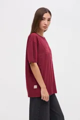 Remera de algodón lavado con textura suave, de calce clásico y manga corta. Presenta un bordado lineal de flores a tono en la parte frontal.