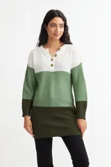 Sweater de tejido de punto con franjas horizontales en color blanco, verde claro y verde oscuro. Tiene cuello en V con botones.