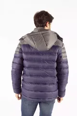 Campera puffer de diseño color block, combinando tonos azul oscuro y gris. Cuenta con capucha desmontable, cierre frontal de cremallera, cuello elevado y bolsillos laterales con cierre de botón.