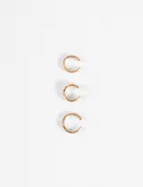 Set de tres earcuffs de diseño minimalista con texturas irregulares y acabado metálico.