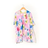 Kimono abierto color rosa con estampado de flores en tonos celeste, azul, amarillo, verde y rojo.