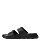Sandalias de hombre tipo Birkenstock, color negro, con dos tiras anchas ajustables mediante hebillas del mismo tono y suela de goma antideslizante.