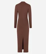 Vestido midi marrón con cuello alto y mangas largas. Presenta un detalle de encaje en la parte trasera y una faja de terciopelo en la cintura.