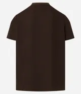 Remera masculina de manga corta, cuello redondo y color marrón oscuro, confeccionada en tejido acanalado de poliéster y algodón.