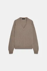 Jersey de punto liso confeccionado en mezcla de cashmere y lana, con cuello en pico y manga larga de diseño holgado.