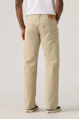 Pantalón de corte regular fit confeccionado en sarga color beige, con tiro medio y cierre frontal con cremallera.