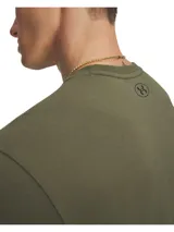 Remera de manga corta Under Armour de la colección Project Rock, color verde oliva, con cuello redondo y estampado frontal del logo Brahma Bull en color negro.