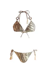 Bikini de dos piezas con estampado de hojas en tonos beige y marrón. El corpiño es de triángulo con tirantes que se atan al cuello y a la espalda, con detalle de argollas de madera en los tirantes y borlas en los extremos. La bombacha es reversible y se ata a los costados con tirantes con borlas.