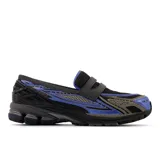 Mocasín deportivo New Balance modelo 1906L, que fusiona la estética de un zapato clásico con la tecnología de un champión de running. Presenta un empeine de malla técnica con superposiciones sintéticas en tonos negro, azul y gris, y una suela con tecnología N-ergy y almohadillas ABZORB SBS para mayor amortiguación.