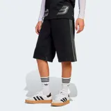 Short de jean negro de corte amplio, con bolsillos laterales y traseros. Presenta las tres tiras características de Adidas en los laterales.