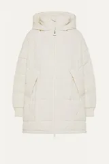 Campera blanca acolchada con capucha, cierre frontal con cremallera y bolsillos laterales.