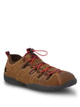 Sandalia deportiva de cuero marrón con aberturas laterales, costuras pespunteadas en contraste y sistema de ajuste rápido con cordones elásticos rojos. Cuenta con suela de goma negra y diseño cerrado en la puntera.