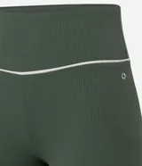 Bermuda deportiva de microfibra acanalada color verde militar, corte ajustado y cintura alta con friso contrastante blanco.