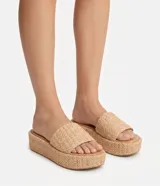 Sandalias flatform Satinato color beige, con tira ancha de superficie trenzada y suela de plataforma plana con detalle revestido en el mismo diseño.