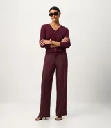 Cardigan de punto fino color gris, con escote en V, cierre frontal con botones y mangas largas. Confeccionado en una mezcla de viscosa y poliamida.