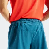 Short deportivo New Balance de color azul, con cintura elástica ajustable mediante cordón, dobladillo en contraste y forro de malla interior.