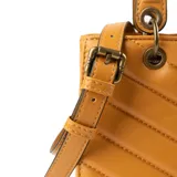 Cartera tipo bolso de mano color camel, con diseño acolchado en patrón de chevron. Cuenta con doble asa superior, correa larga regulable y extraíble, y herrajes metálicos en tono dorado.