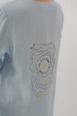 Vestido largo celeste de lino, con diseño sin mangas y detalle de bordado y estampa en la espalda con la inscripción 'no se lo digas' y motivos marinos.