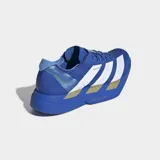 Championes de running Adidas Adizero Adios Pro 4, color azul con detalles en blanco y dorado. Diseñados para competición, cuentan con tecnología Lightstrike Pro en la entresuela, Energyrods 2.0 con infusión de carbono y suela de caucho Continental con Lighttraxion para mayor agarre y ligereza.