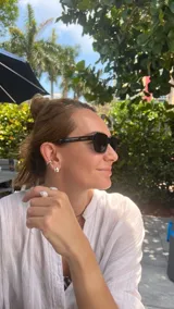 Par de aros de plata 925 con textura irregular y cierre mariposa.