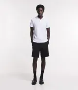 Polo de hombre slim fit color beige, confeccionada en tejido de media malla acanalada de algodón sostenible, con cuello clásico con botones y mangas cortas.