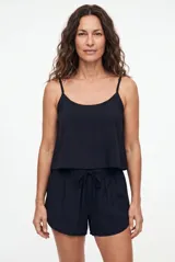 Musculosa Marea de color negro, con tirantes finos regulables y escote redondo.