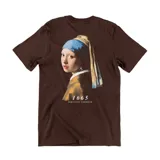 Remera de algodón color marrón con estampado artístico en la espalda que representa la obra 'La joven de la perla' de Johannes Vermeer, incluyendo el año 1665 y el nombre del autor.