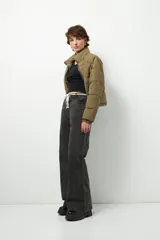 Pantalón de jean negro de corte ancho y tiro alto, con cordón ajustable en la cintura.