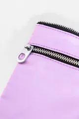 Bandolera pequeña color fucsia con correa ajustable negra. Cuenta con un compartimento principal con cierre y dos bolsillos frontales con cierre.