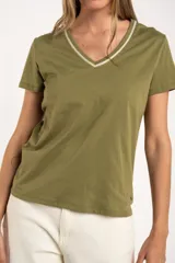 Remera de algodón peinado color blanco, con escote en V y detalles de lurex dorado en el borde del escote. De manga corta y corte ajustado.