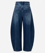 Pantalón barrel en jean de tiro alto con calce amplio y botamanga levemente afinada, de color azul, con recortes laterales, pespuntes contrastantes y bolsillos funcionales.