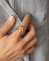 Anillo de diseño escultural y texturado, con acabado rugoso que simula una superficie montañosa o corteza.